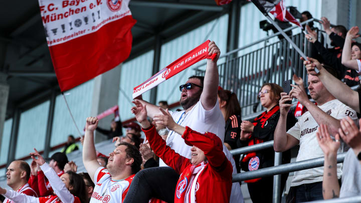 Die Fans feiern ihr Team im FC Bayern Campus. 