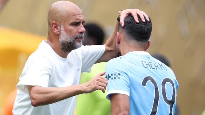 Pep Guardiola et son joueur, Rayan Cherki. Pep Guardiola et son joueur, Rayan Cherki.