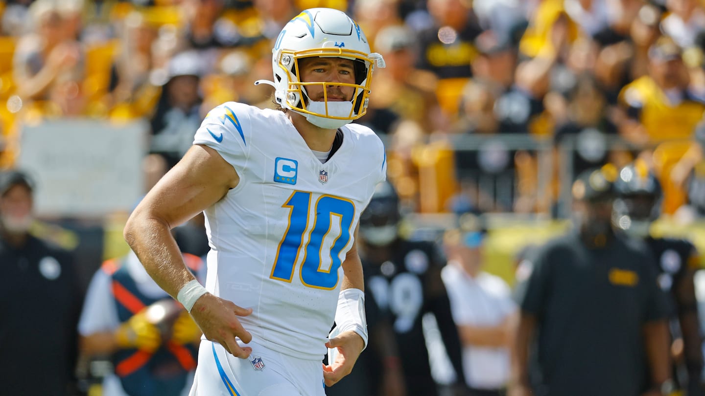 吉姆·哈博 (Jim Harbaugh) 提供了有關閃電隊四分衛賈斯汀·赫伯特 (Justin Herbert) 的傷病最新消息