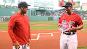 Alex Cora lleva seis temporadas, en dos etapas distintas, dirigiendo a Rafael Devers en los Medias Rojas