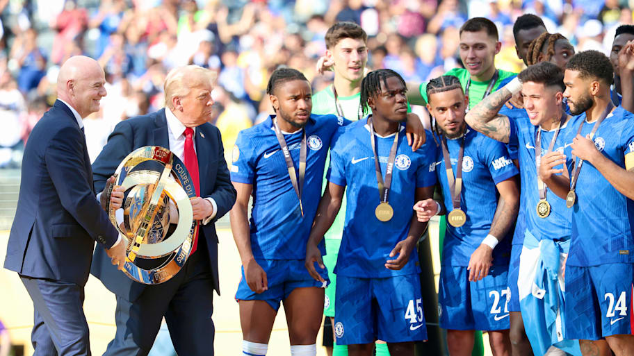 Gianni Infantino and Donald Trump hand over the Club World Cup trophy to Chelsea. | IMAGO/ZUMA Press Wire