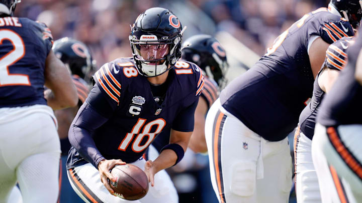 Chicago Bears quarterback Caleb Williams (18) in action against the Tennessee Titans 