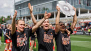 Dieses Mal mit der echten Trophäe - nach dem letzten Saisonspiel gegen Hoffenheim erhält der FC Bayern zum zweiten Mal in Folge die Meisterschale