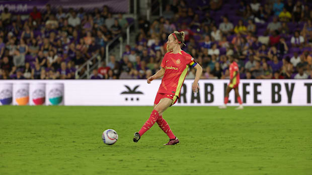 Portland Thorns FC defender Becky Sauerbrunn (4) passes during the second half against the Orlando Pride.