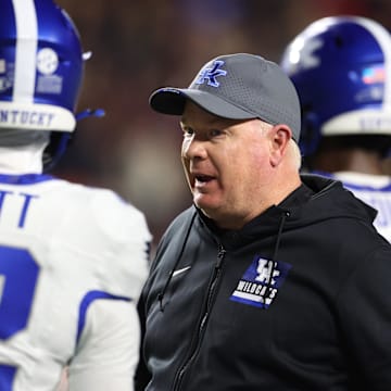 Nov 1, 2025; Auburn, Alabama, USA;  Kentucky Wildcats head coach Mark Stoops talks to his team during a timeout in the second quarter against the Auburn Tigers at Jordan-Hare Stadium. Mandatory Credit: John Reed-Imagn Images