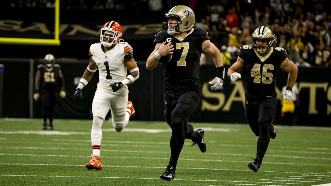 Saints tight end Taysom Hill runs for a touchdown against the Cleveland Browns on Nov. 17, 2024