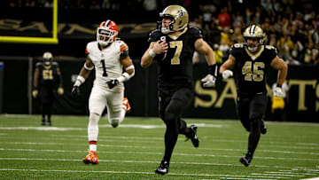 Saints tight end Taysom Hill runs for a touchdown against the Cleveland Browns on Nov. 17, 2024
