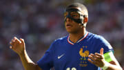 Kylian Mbappé est bien présent avec son masque face à la Pologne.