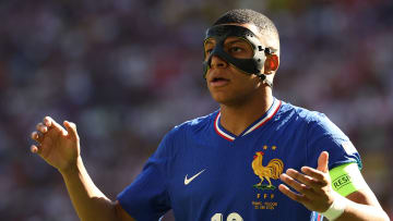 Kylian Mbappé est bien présent avec son masque face à la Pologne.