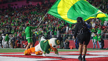 Oct 18, 2025; Piscataway, New Jersey, USA;  The Oregon Ducks does push ups after a touchdown during the second half against the Oregon Ducks at SHI Stadium. Mandatory Credit: Vincent Carchietta-Imagn Images