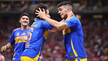 Diego Laínez y el argentino Juan Brunetta celebran el empate frente a las Chivas
