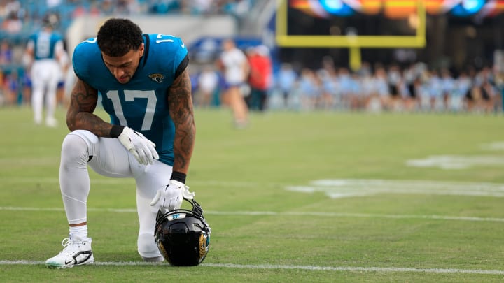 Jacksonville Jaguars tight end Evan Engram (17) prays before a preseason NFL football game Saturday, Aug. 10, 2024 at EverBank Stadium in Jacksonville, Fla. The Jacksonville Jaguars defeated the Kansas City Chiefs 26-13. [Corey Perrine/Florida Times-Union]