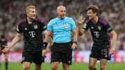 Thomas Müller y Matthijs de Ligt reclaman al árbitro Szymon Marciniak haber anulado la jugada del Bayern Munich ante el Real Madrid 