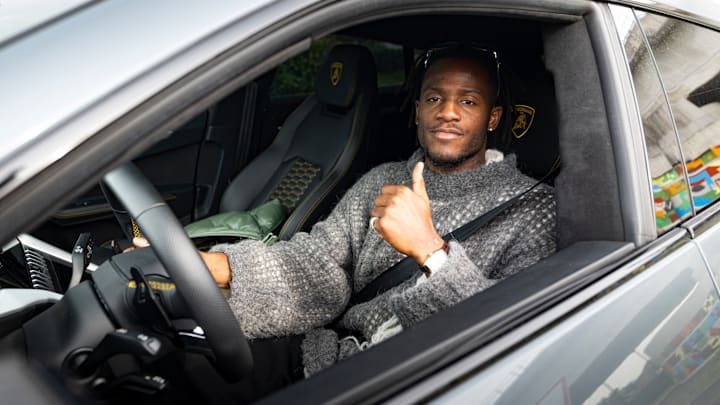 Michy Batshuayi arabasıyla tesise giriş yapıyor.