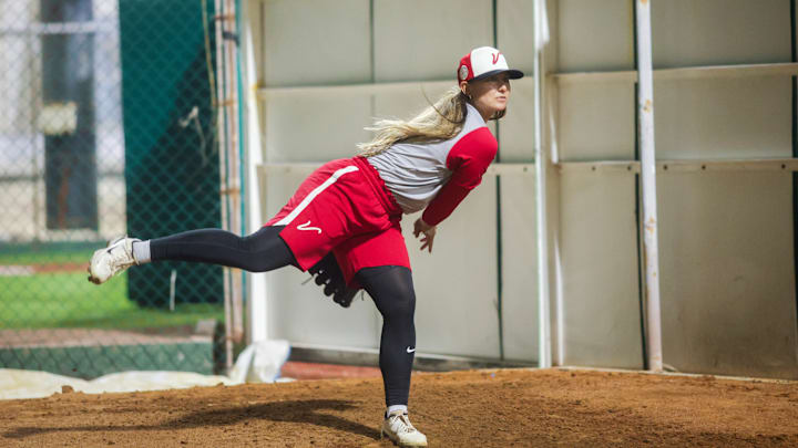 Kelsie Whitmore, pítcher norteamericana, con El Águila de Veracruz durante la pretemporada de la Liga Mexicana de Béisbol
