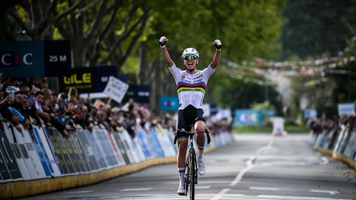El ciclista esloveno Tadej Pogacar celebra tras ganar la prueba de ruta masculina élite en el Campeonato Europeo de Ciclismo 2025