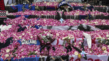 Kompetisi Liga 1 dihentikan hingga waktu yang belum ditentukan setelah tragedi di Stadion Kanjuruhan