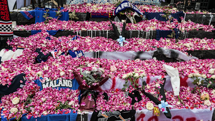 Kompetisi Liga 1 dihentikan hingga waktu yang belum ditentukan setelah tragedi di Stadion Kanjuruhan Kompetisi Liga 1 dihentikan hingga waktu yang belum ditentukan setelah tragedi di Stadion Kanjuruhan