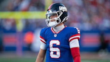 New York Giants quarterback Jaxson Dart (6) gets ready for the offense to take the field during a week 9 game between New York Giants and San Francisco 49ers at MetLife Stadium on Sunday, Nov. 2, 2025.