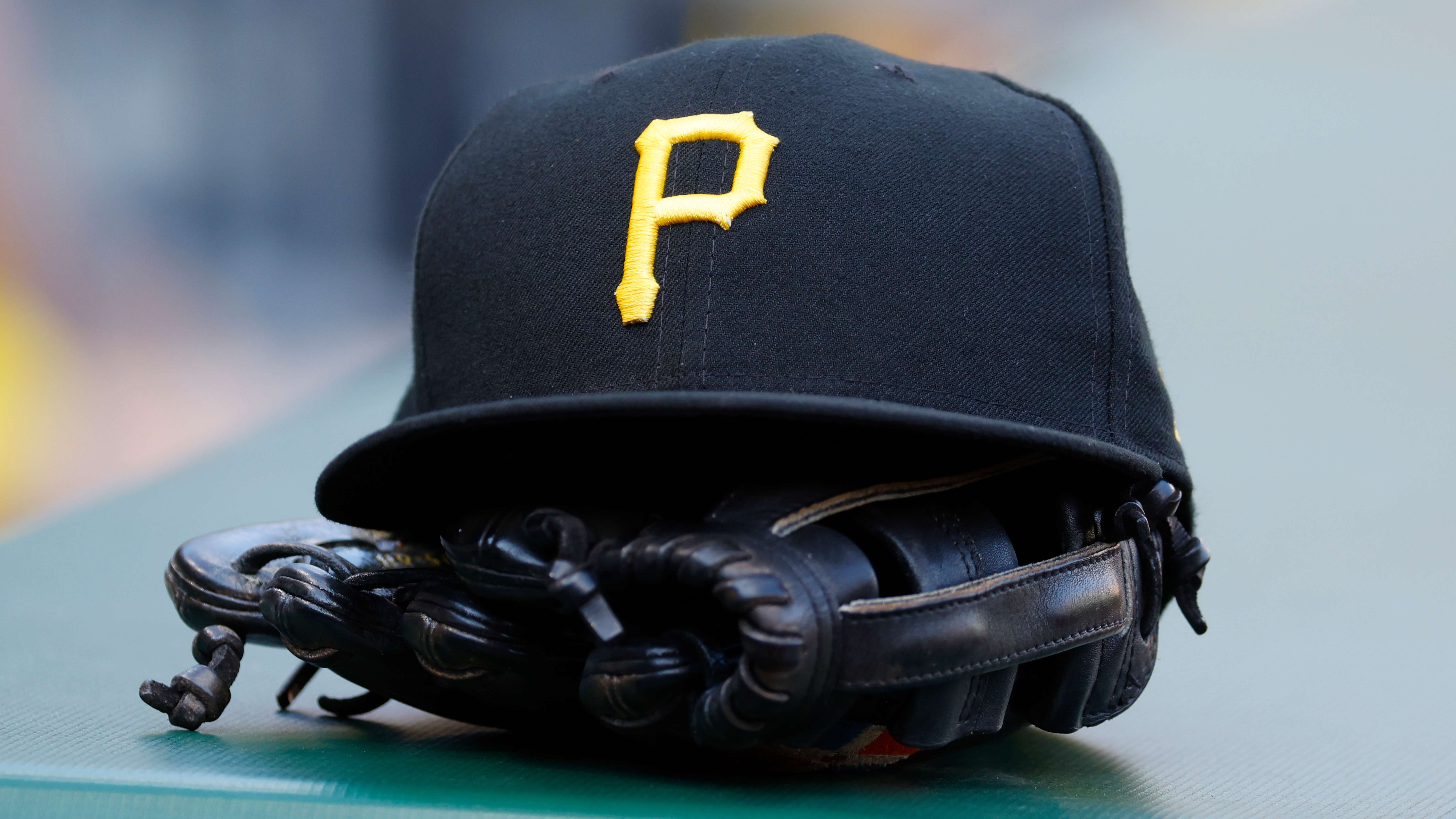 Pirates fan tries to put pressure on team with marquee seat, hilarious shirt at ALCS