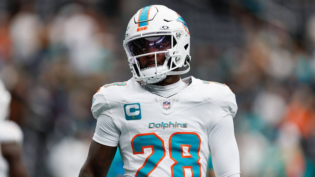 Miami Dolphins running back De’Von Achane (28) warms up before the game against the Las Vegas Raiders at Allegiant Stadium. Mandatory Credit: David Brytus-Imagn Images.