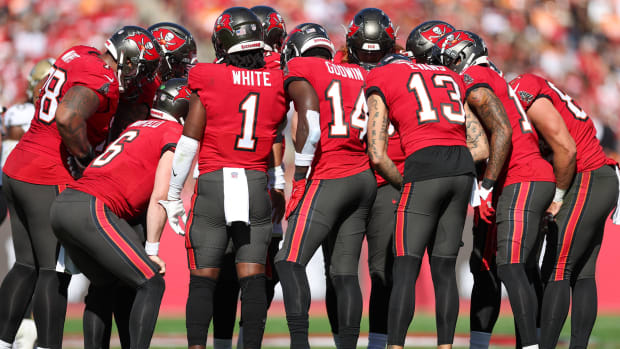 Buccaneers huddle