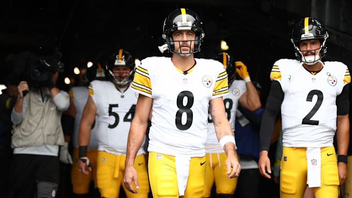 Aaron Rodgers takes the field at MetLife Stadium. 