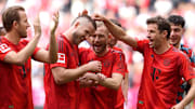 Die Spieler des FC Bayern feiern den Treffer von Eric Dier (zweiter von links), der aufgrund der vielen Ausfälle gesetzt ist.