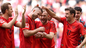Die Spieler des FC Bayern feiern den Treffer von Eric Dier (zweiter von links), der aufgrund der vielen Ausfälle gesetzt ist.