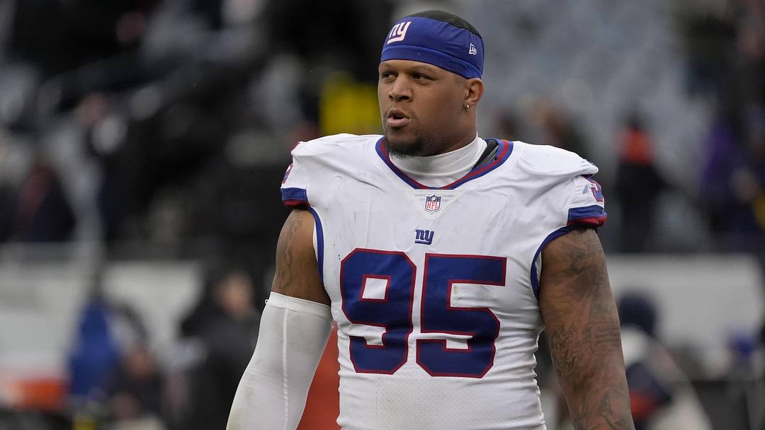 Nov 9, 2025; Chicago, Illinois, USA; New York Giants defensive tackle Roy Robertson-Harris (95) leaves the field after losing to the Chicago Bears at Soldier Field. Mandatory Credit: David Banks-Imagn Images