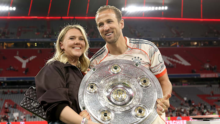 Harry Kane durfte in seinem letzten Spiel in der Allianz Arena seinen ersten Titel feiern. Harry Kane durfte in seinem letzten Spiel in der Allianz Arena seinen ersten Titel feiern.