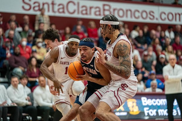 Gonzaga Bulldogs guard Ryan Nembhard (0) drives to the net against Santa Clara Broncos forward Camaron Tongue (21). 