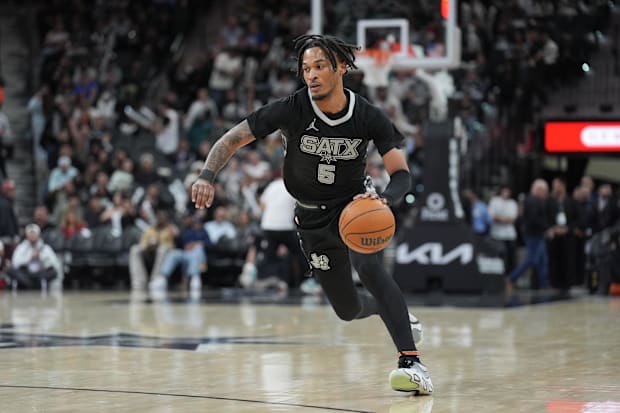 San Antonio Spurs guard Stephon Castle (5) dribbles in the second half against the LA Clippers at Frost Bank Center.