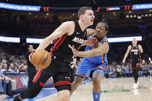 Heat forward Nikola Jovic drives to the basket as Thunder forward Jalen Williams defends.