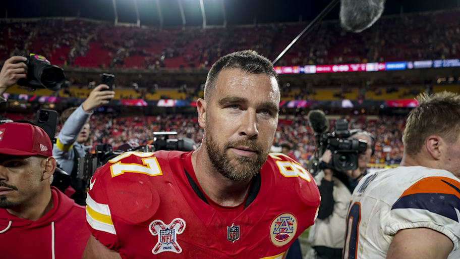 Travis Kelce walkes off the field