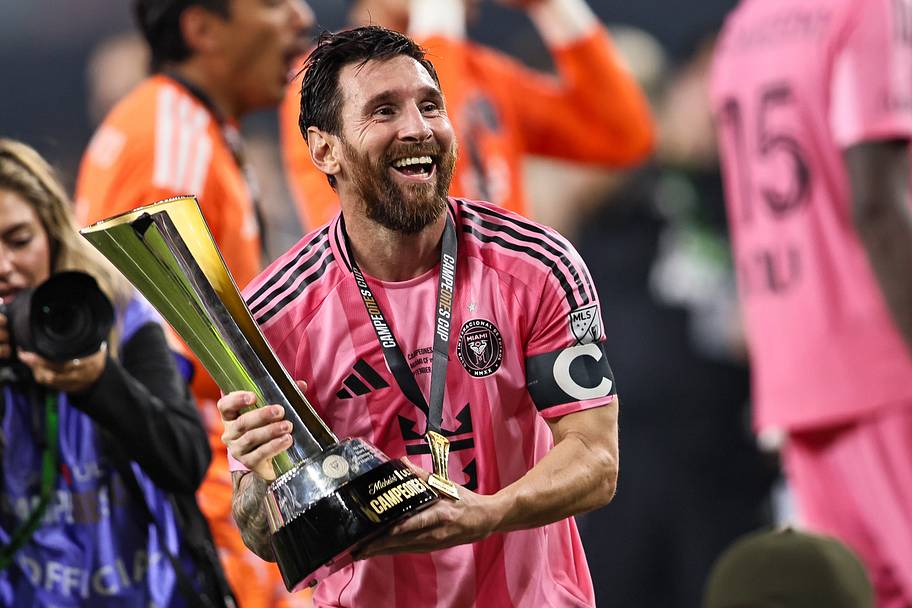 Lionel Messi holds the Campeones Cup