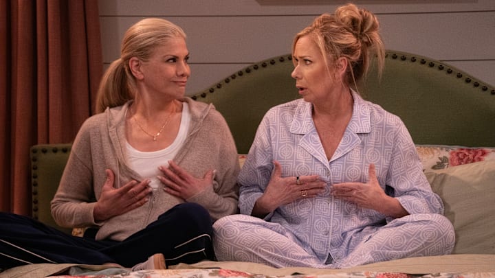 Leanne. (L to R) Kristen Johnston as Carol and Leanne Morgan in Episode #114 of Leanne