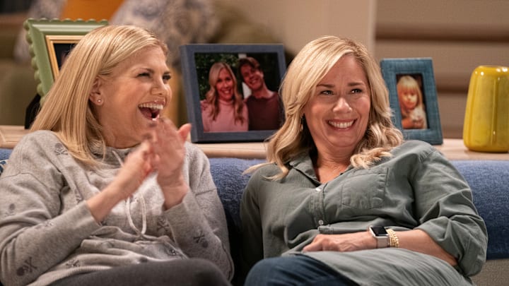 Leanne. (L to R) Kristen Johnston as Carol and Leanne Morgan in Episode #101 of Leanne