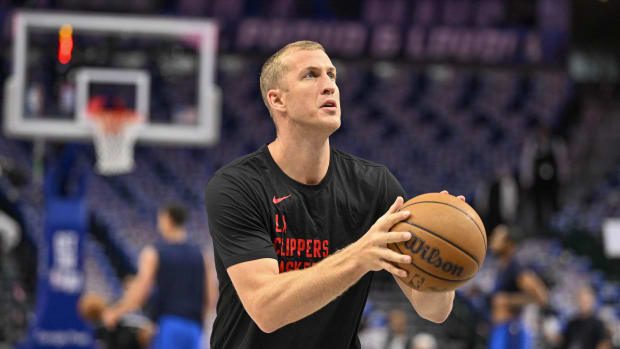 LA Clippers center Mason Plumlee (44) warms up before the game against Dallas. Credit: Jerome Miron-USA TODAY Sports