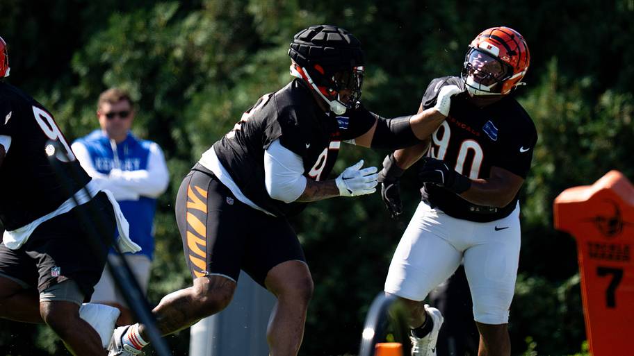 Cincinnati Bengals defensive tackles Dexter Lawrence II (97) and Kris Jenkins Jr. (90) block on another.
