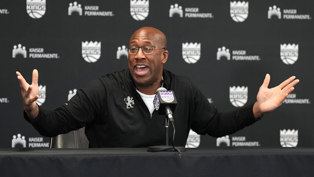 מעורב הופס ליום חמישי: מייק בראון מאמן הניקס / בלייקרס צוהלים בקשר לאייטון / מנחם לס