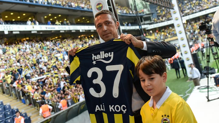Ali Koç formayla poz veriyor. Ali Koç formayla poz veriyor.