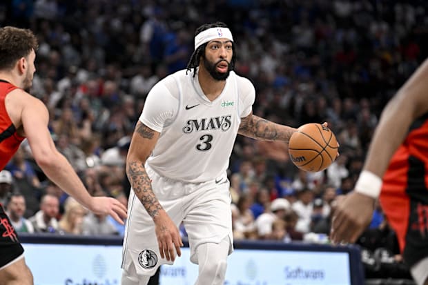 Dallas Mavericks forward Anthony Davis (3)