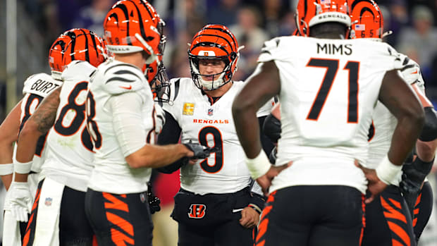 joe-burrow-bengals-huddle