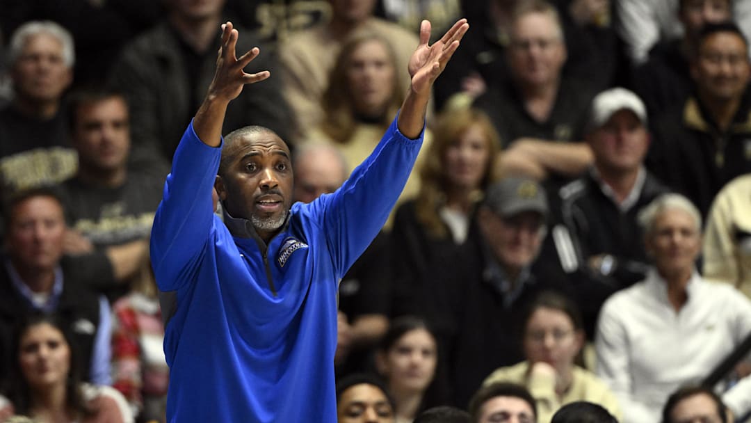 Hofstra Pride head coach Speedy Claxton