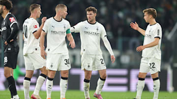 Jan Urbich, Nico Elvedi, Joe Scally und Oscar Fraulo nach dem Spiel gegen den SC Freiburg
