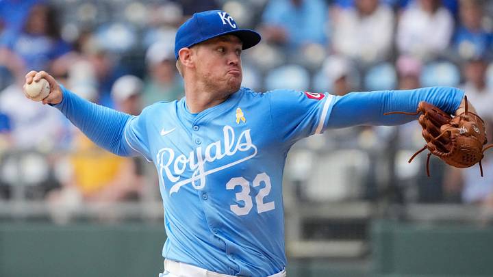 Sep 18, 2025; Kansas City, Missouri, USA; Kansas City Royals starting pitcher Stephen Kolek (32) delivers a pitch against the Seattle Mariners during the first inning at Kauffman Stadium. Mandatory Credit: Denny Medley-Imagn Images