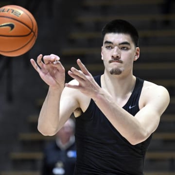 Purdue Boilermakers center Zach Edey warms up 