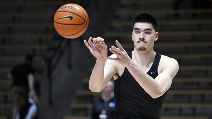 Purdue Boilermakers center Zach Edey warms up 
