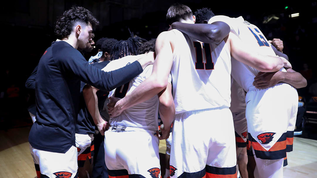 Oregon State huddles before the men   s basketball game against Bushnell on Tuesday, Nov. 15, 2022 at OSU in Corvallis, Ore.

Osuvsbushnell085